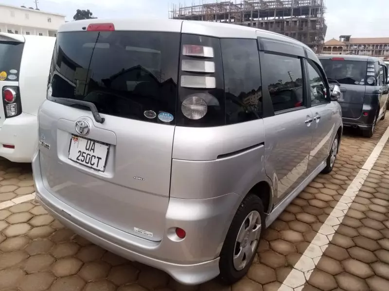 Toyota Sienta   - 2010