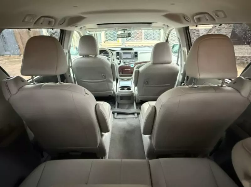 Toyota Sienna - 2011