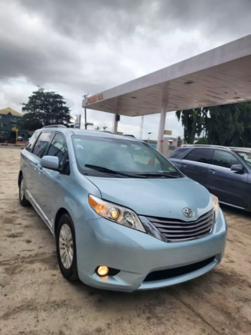TOYOTA Sienna   - 2015