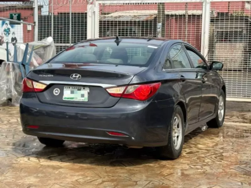 Hyundai Sonata   - 2011