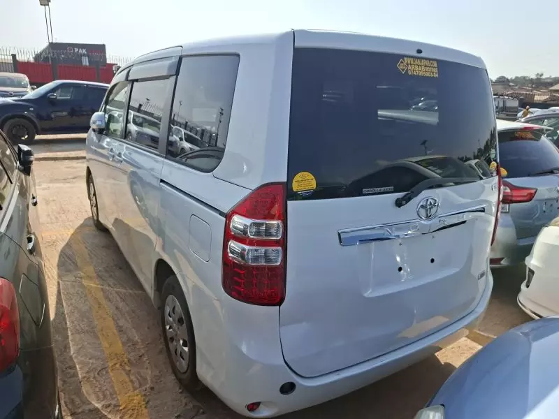 TOYOTA Noah - 2012