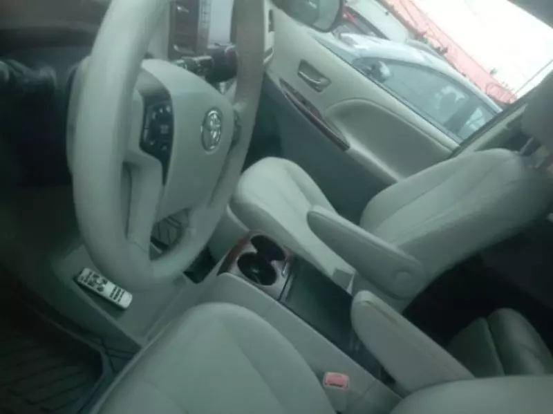 Toyota Sienna - 2013