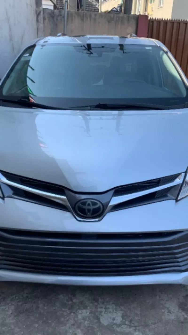 TOYOTA Sienna   - 2019
