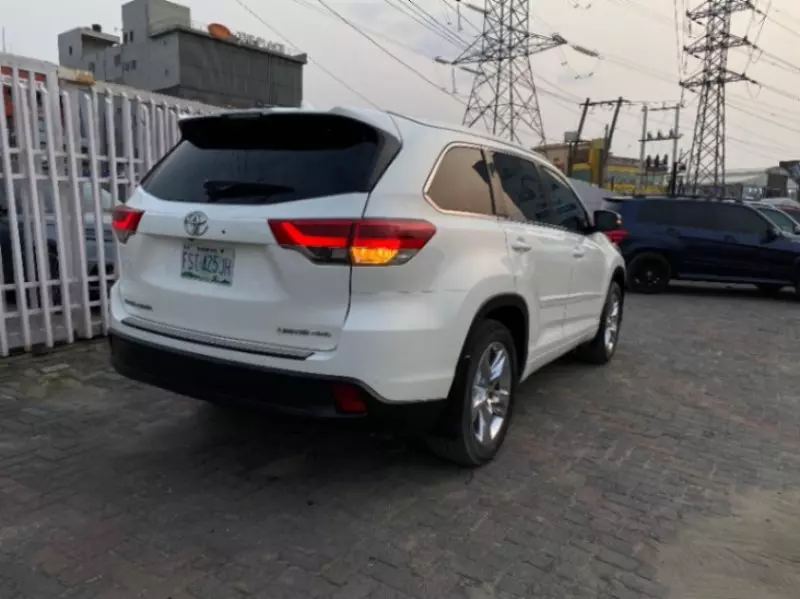Toyota Highlander   - 2017