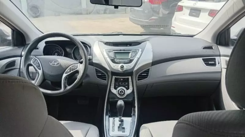 Hyundai Elantra   - 2012