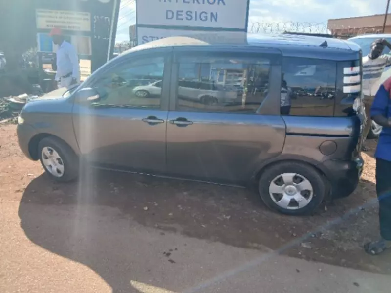Toyota Sienta   - 2010