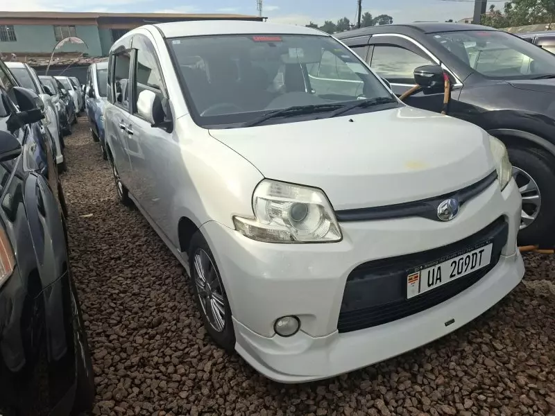 Toyota Sienta   - 2012