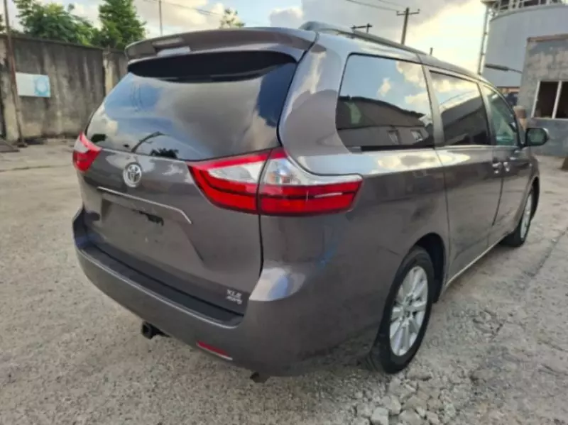TOYOTA Sienna   - 2017