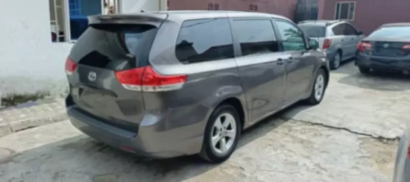 Toyota Sienna   - 2011