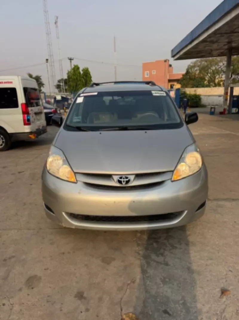 Toyota Sienna   - 2009