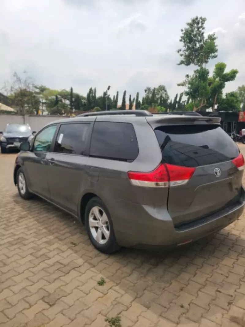 Toyota Sienna   - 2013