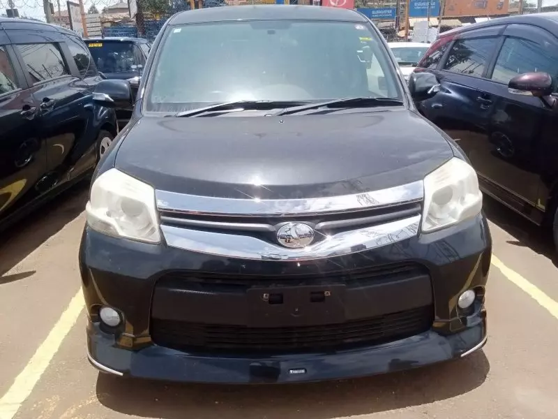 Toyota Sienta   - 2012