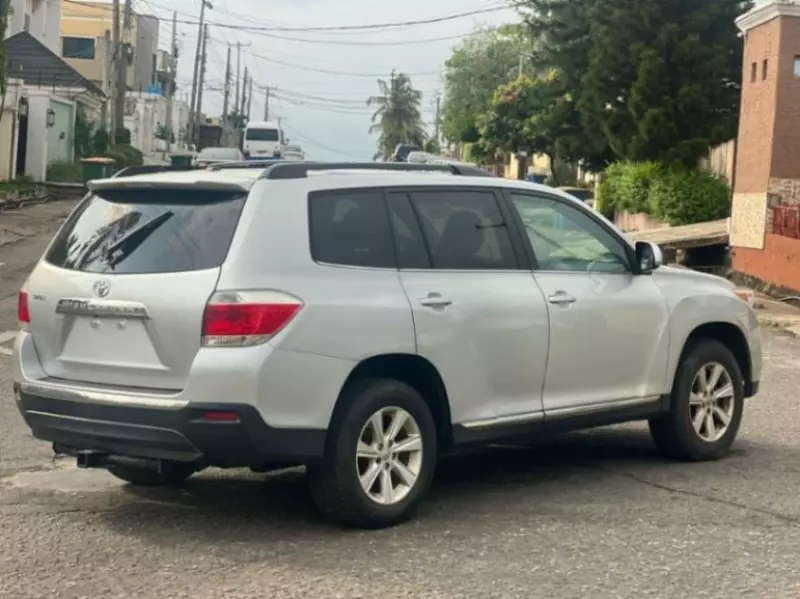 Toyota Highlander   - 2012