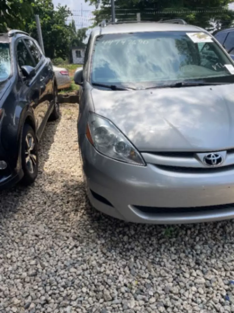 TOYOTA Sienna   - 2010