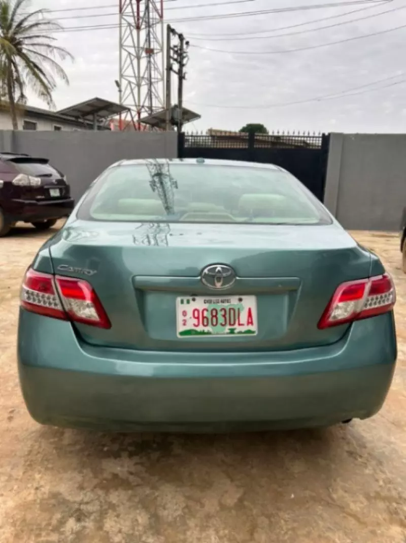 TOYOTA Camry - 2010