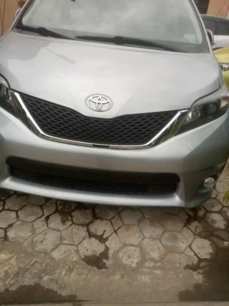TOYOTA Sienna   - 2011