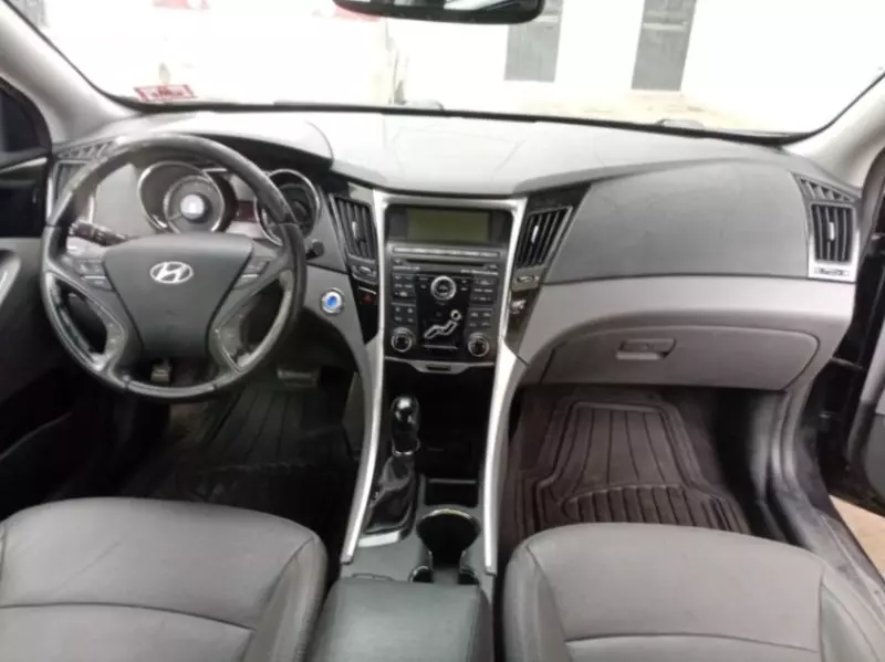 Hyundai Sonata   - 2011