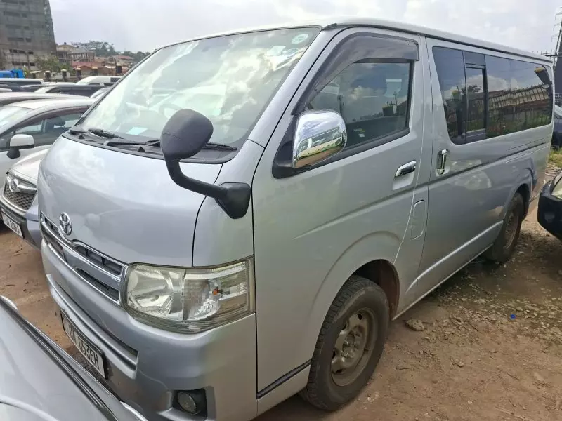 Toyota Hiace   - 2011