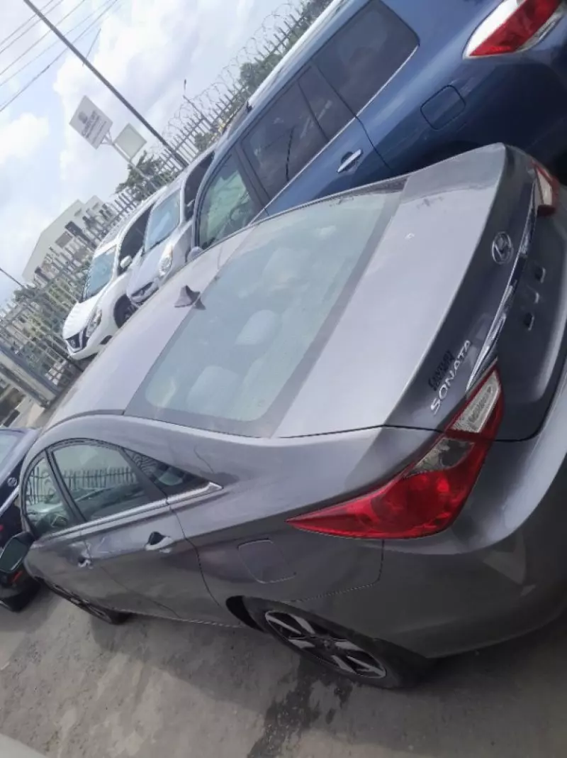 Hyundai Sonata   - 2012