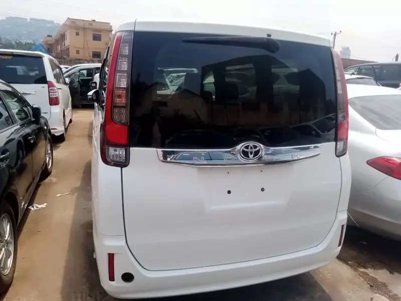 TOYOTA Noah - 2015