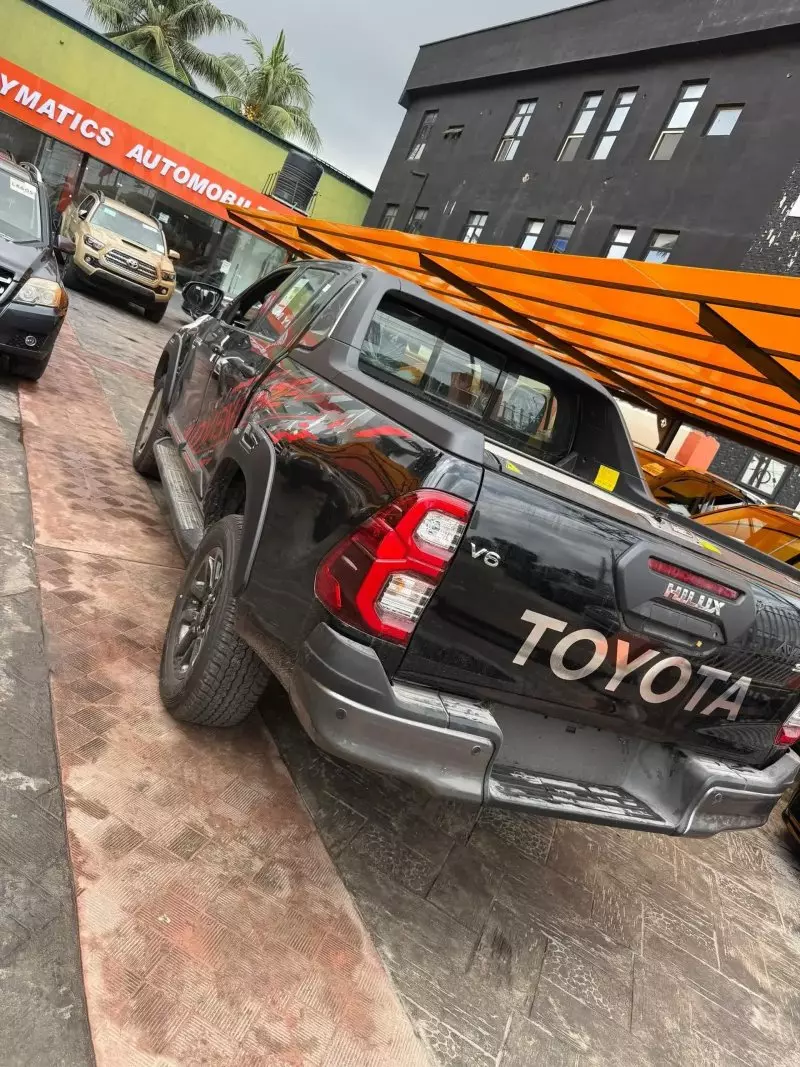 Toyota Hilux   - 2025