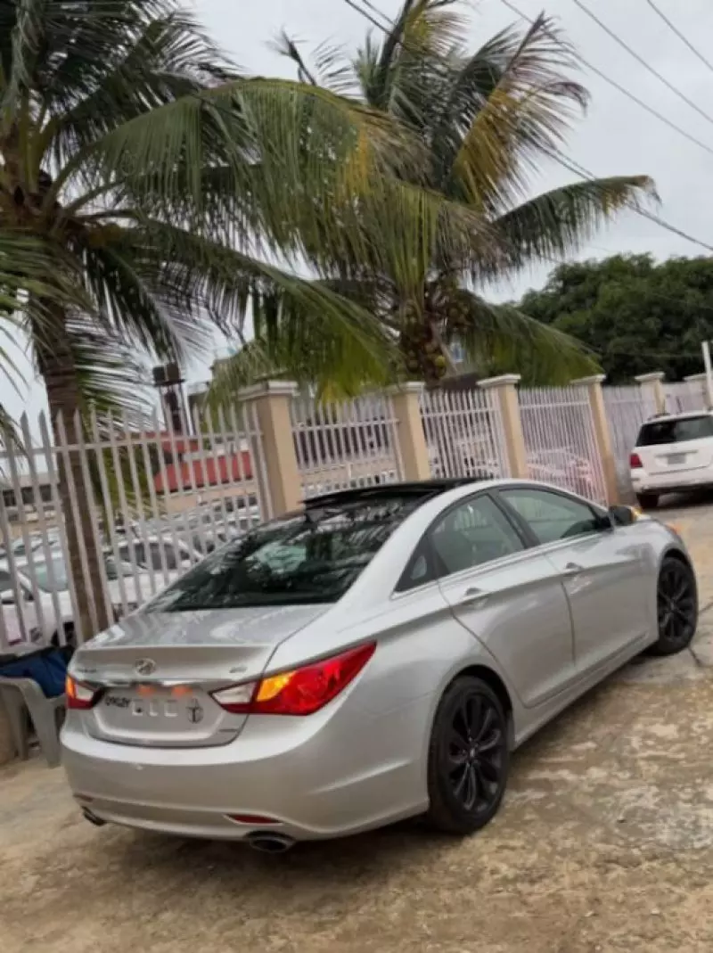 Hyundai Sonata - 2012