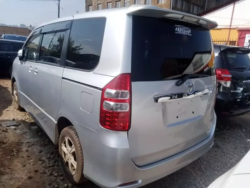 Toyota Noah - 2012