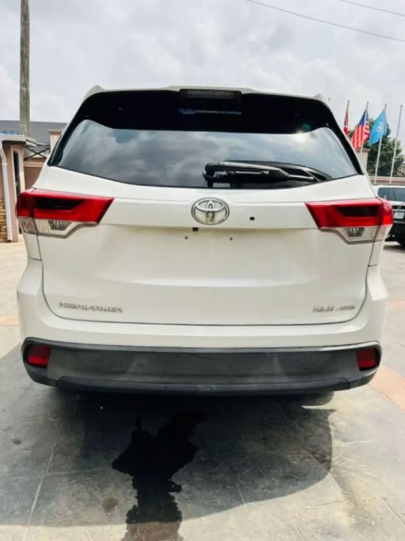Toyota Highlander   - 2016