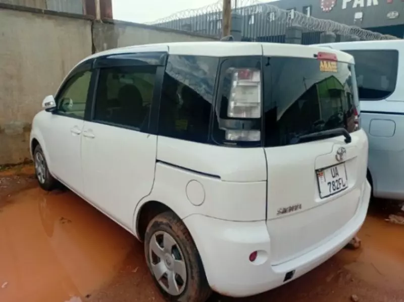 TOYOTA Sienta   - 2011