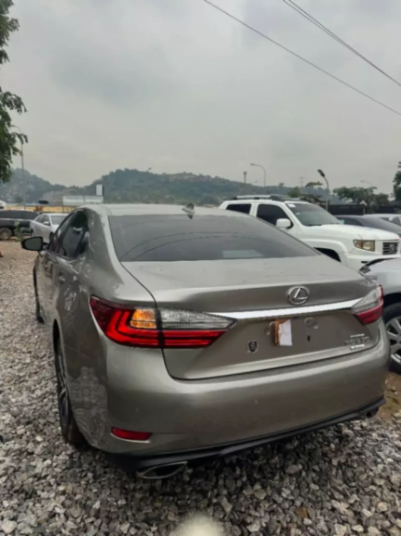 Lexus ES   - 2016