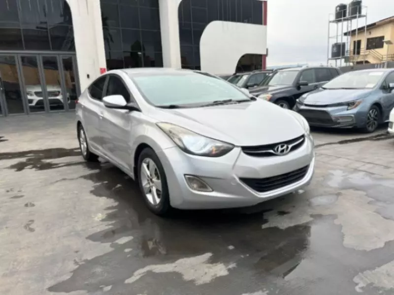 Hyundai Elantra   - 2013