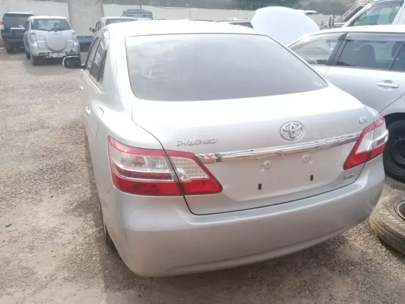 Toyota Premio    - 2012
