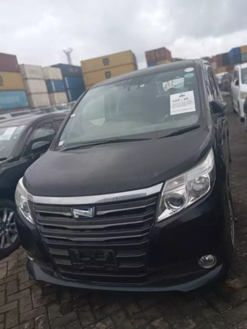 Toyota Noah   - 2016