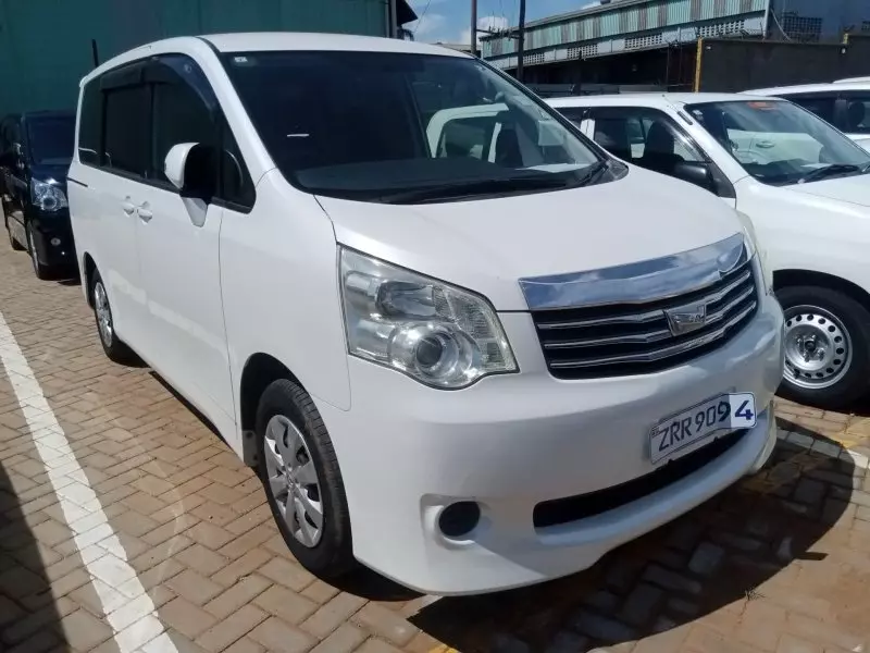 Toyota Noah   - 2013