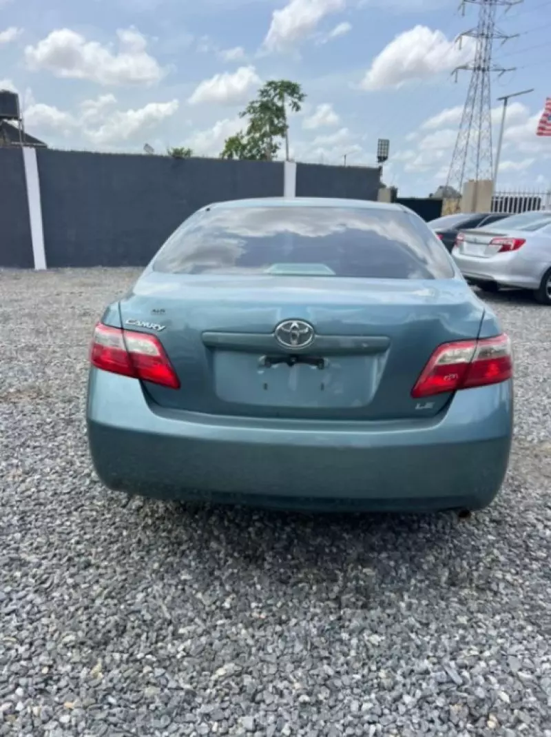 Toyota Camry   - 2009