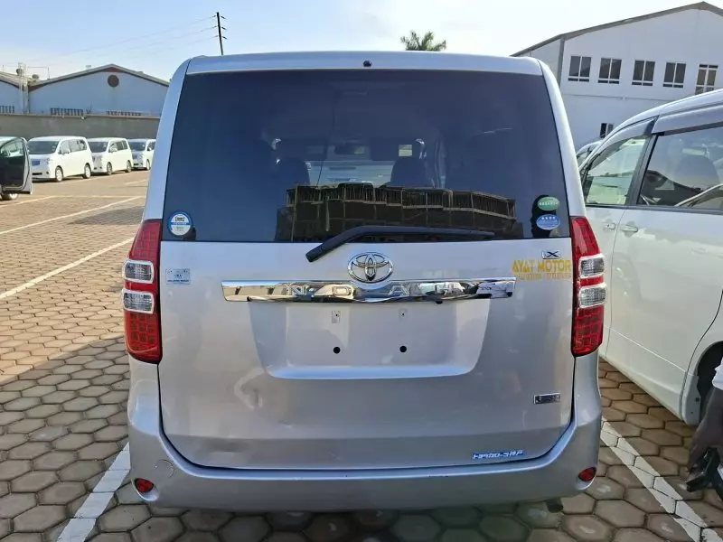 Toyota Noah   - 2013