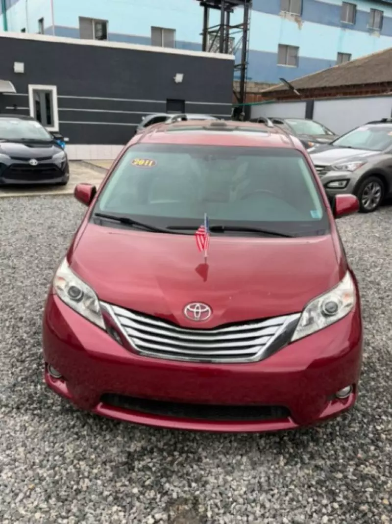 TOYOTA Sienna - 2011