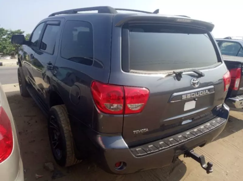 Toyota Sequoia   - 2010