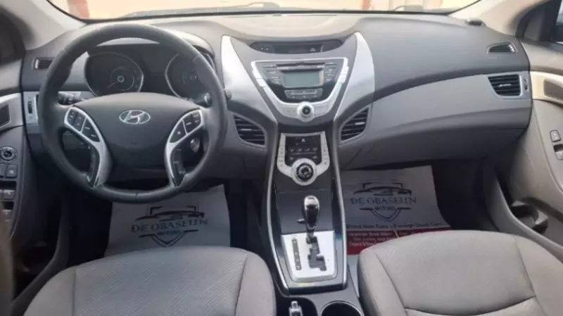 Hyundai Elantra   - 2012