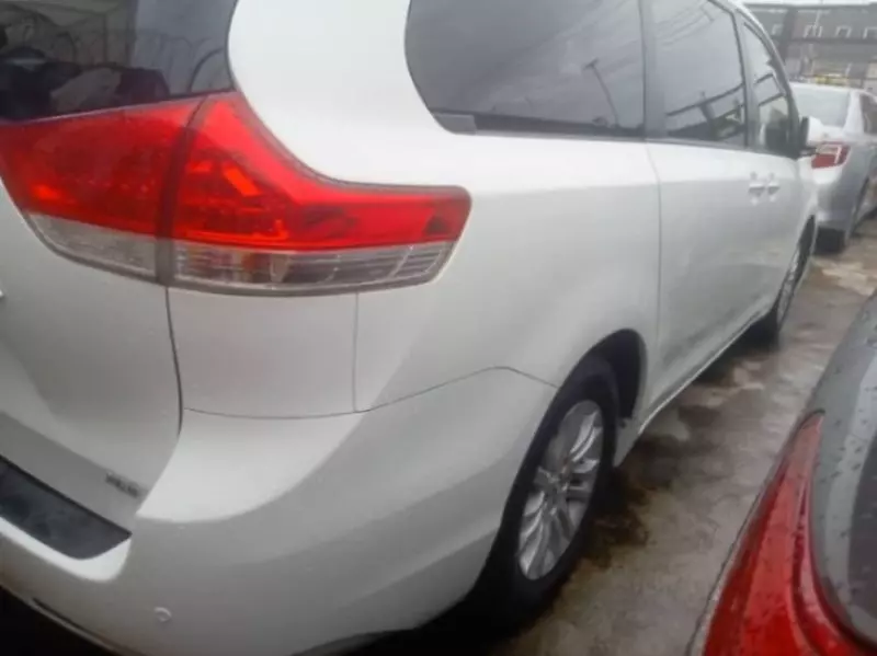 Toyota Sienna - 2013