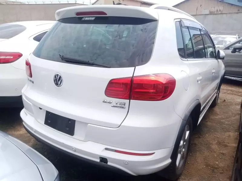 Volkswagen Tiguan   - 2012