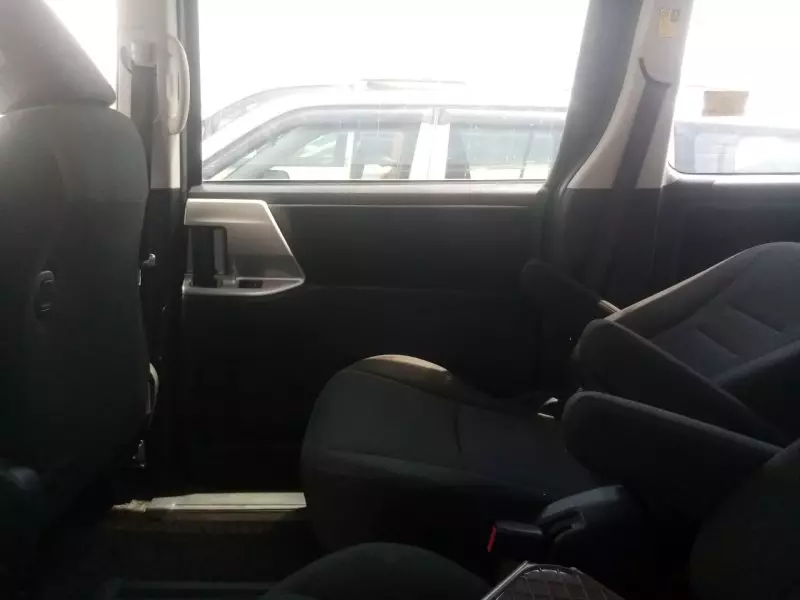 Toyota Noah   - 2012