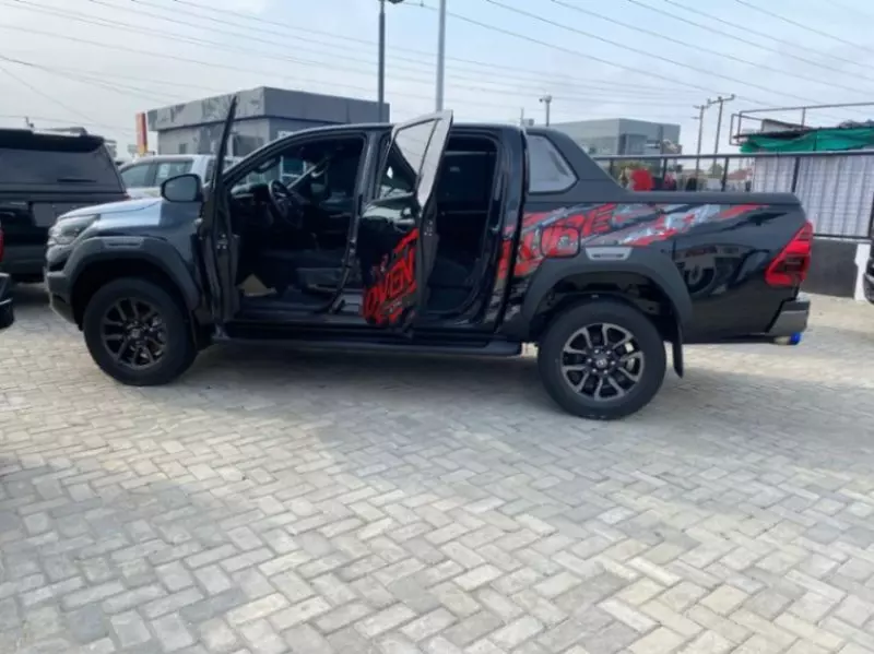 Toyota Hilux   - 2025