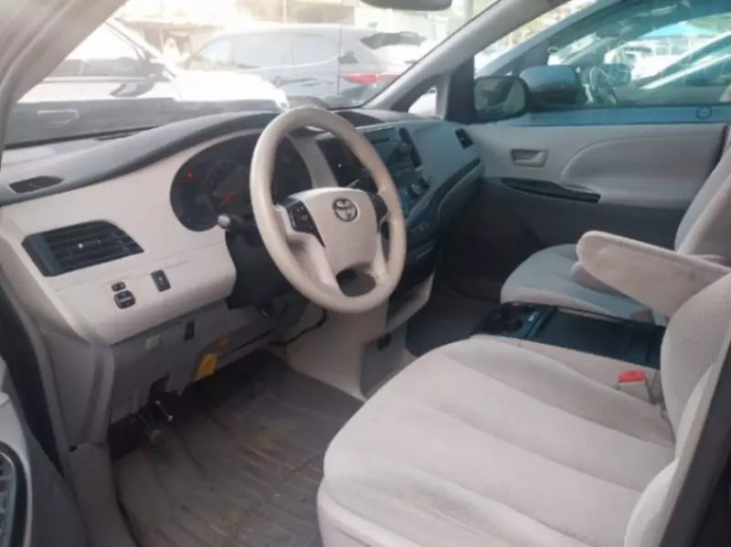 TOYOTA Sienna - 2011