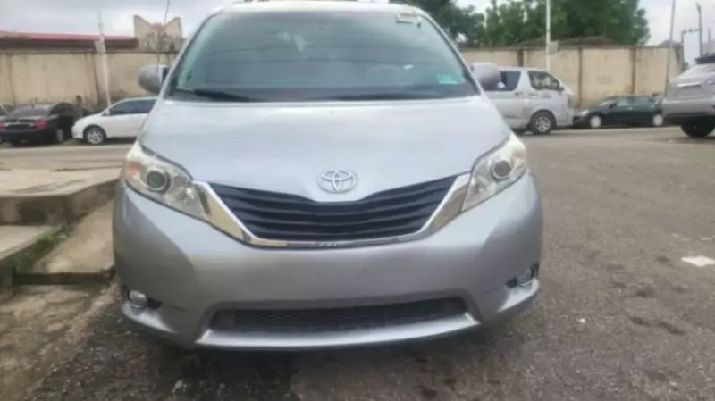 TOYOTA Sienna   - 2011