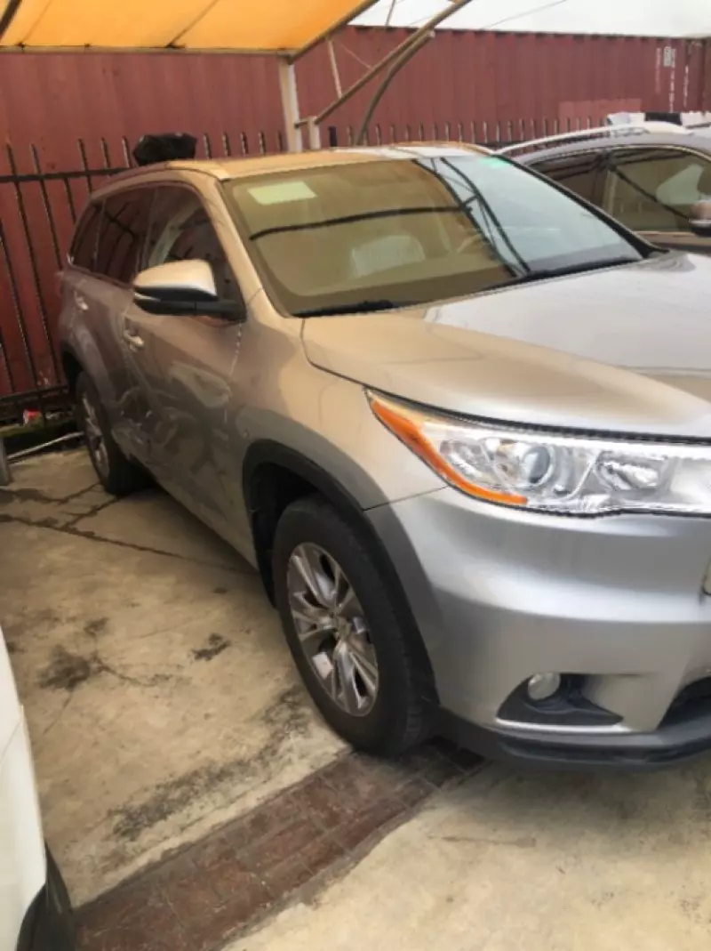 Toyota Highlander   - 2016