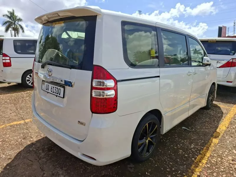 TOYOTA Noah   - 2012