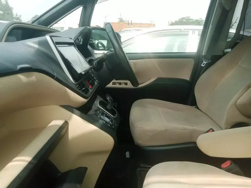 Toyota Noah Hybrid - 2016