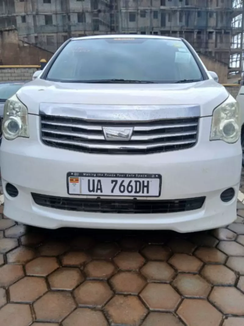 Toyota Noah   - 2013