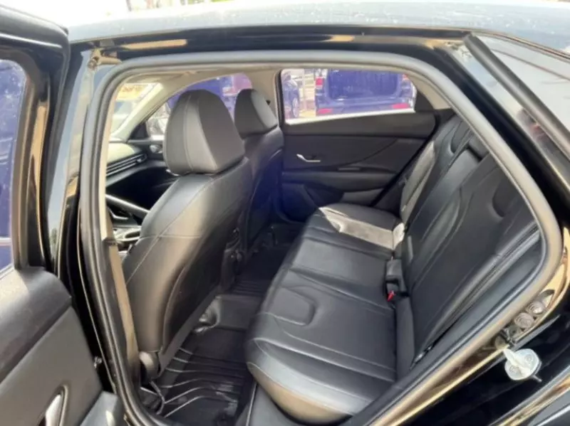 Hyundai Elantra   - 2021